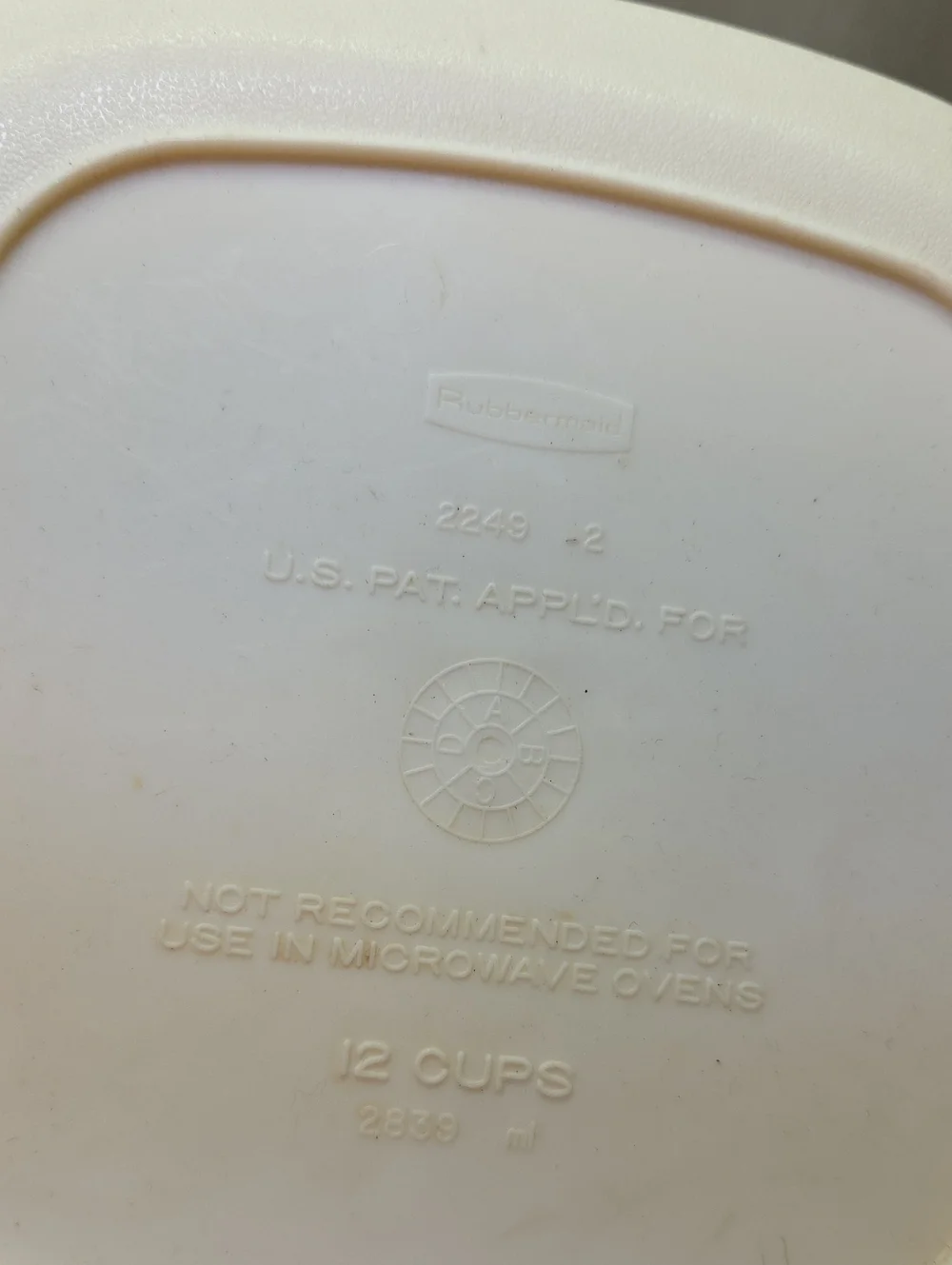 4 Rubbermaid Containers With Lids‎